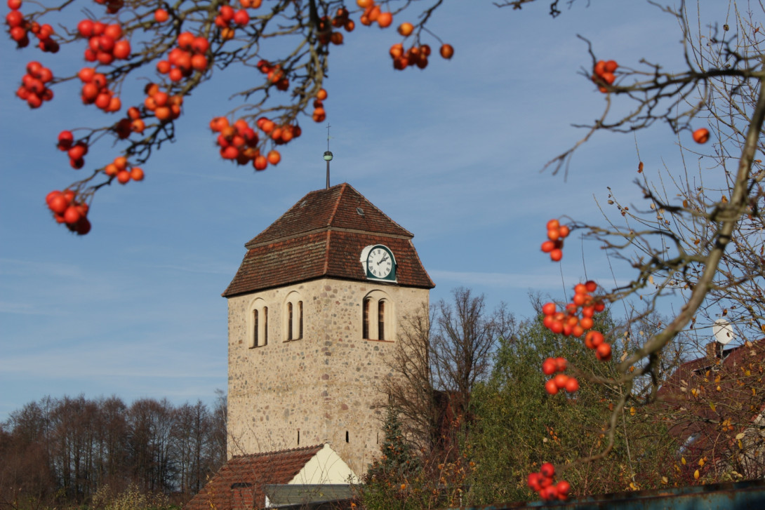 Blick vom Handwerkerhof auf die Dorfkirche Görzke, Foto: Bansen/Wittig