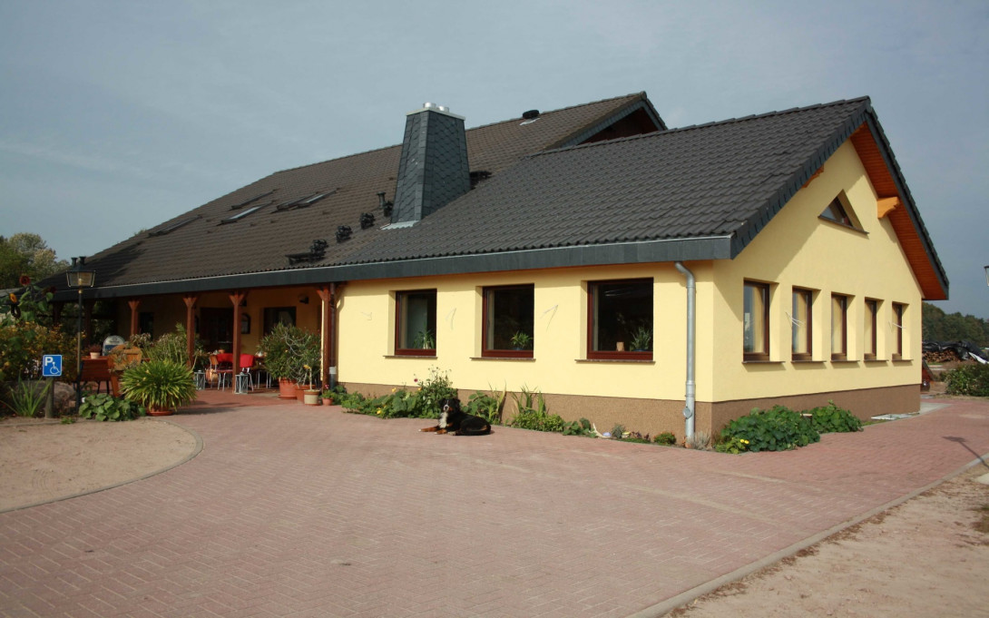 Anbau mit Haus- und Hofhund Wally, Foto: Rudolph