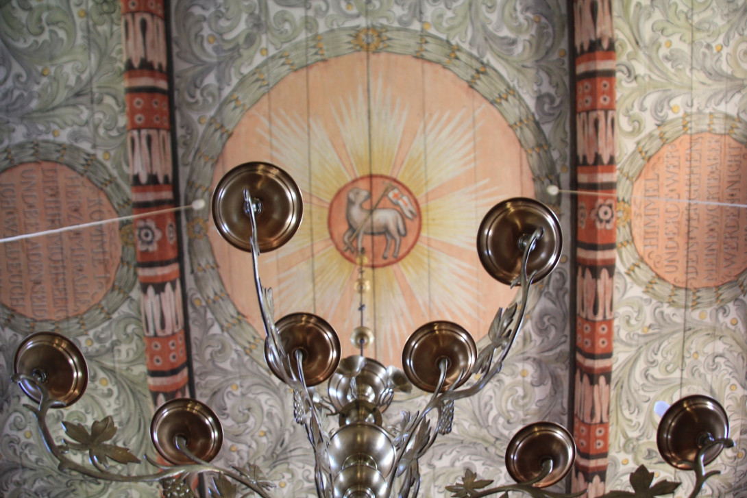 Detail Kronleuchter vor Deckenmalerei, Foto: Bansen/Wittig