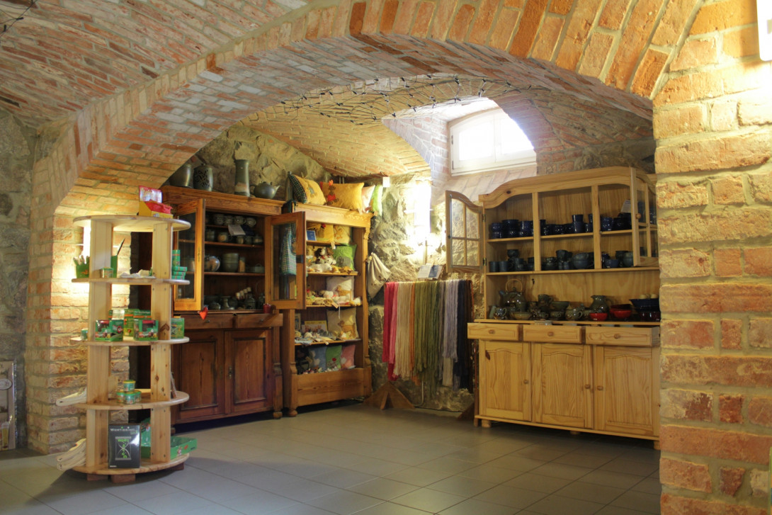 Schöner Gewölbekeller mit Produkten der Region, Foto: Bansen/Wittig