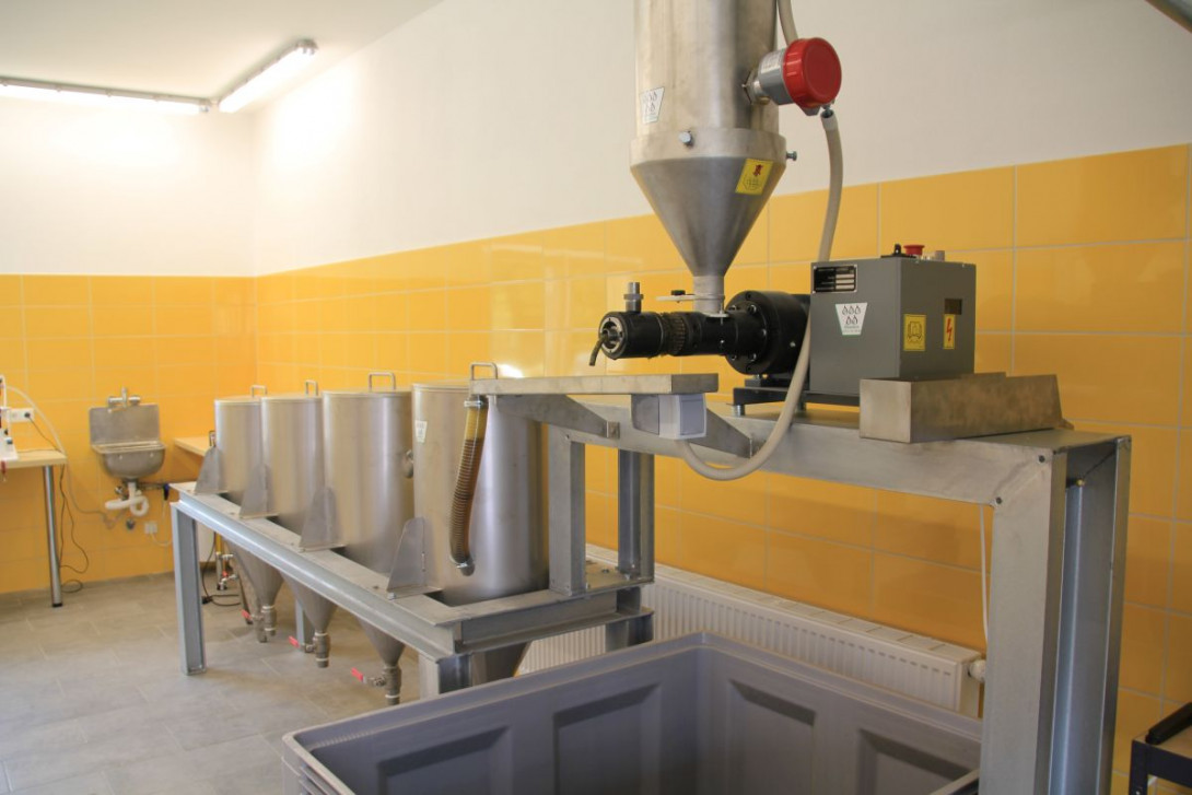 Die Ölmühle ist durch ein Fenster vom Hofladen aus zu sehen. , Foto: Bansen/Wittig