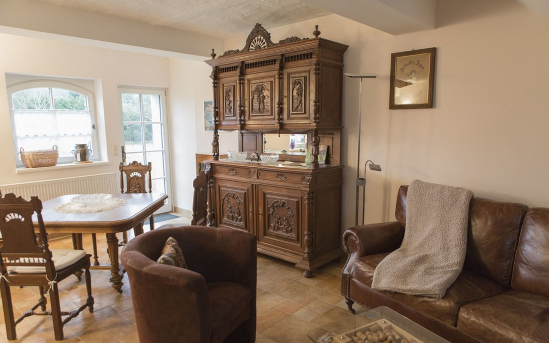 Wohnzimmer mit historischen Möbeln im Fläminger Cottage, Foto: TMB, Lehmann