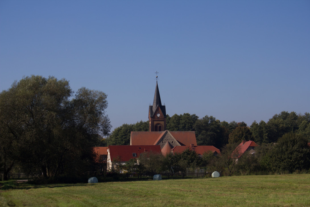 Blick vom Feld auf die Kirche, Foto: Bansen/Wittig