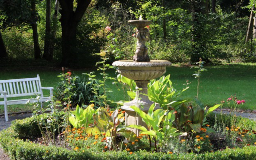 Springbrunnen im Garten, Foto: Martin Bahlmann
