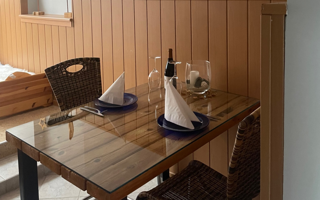 Esstisch aus Balken der Scheune, Foto: Bianka Ringewald