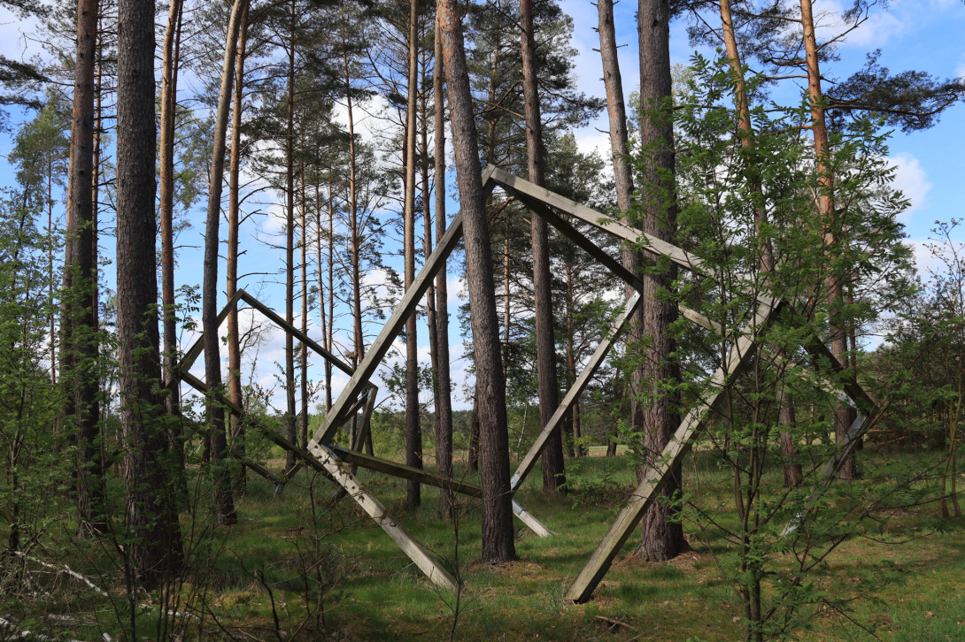 Kunstwerk "Unter Kiefern", Foto: Bansen-Wittig