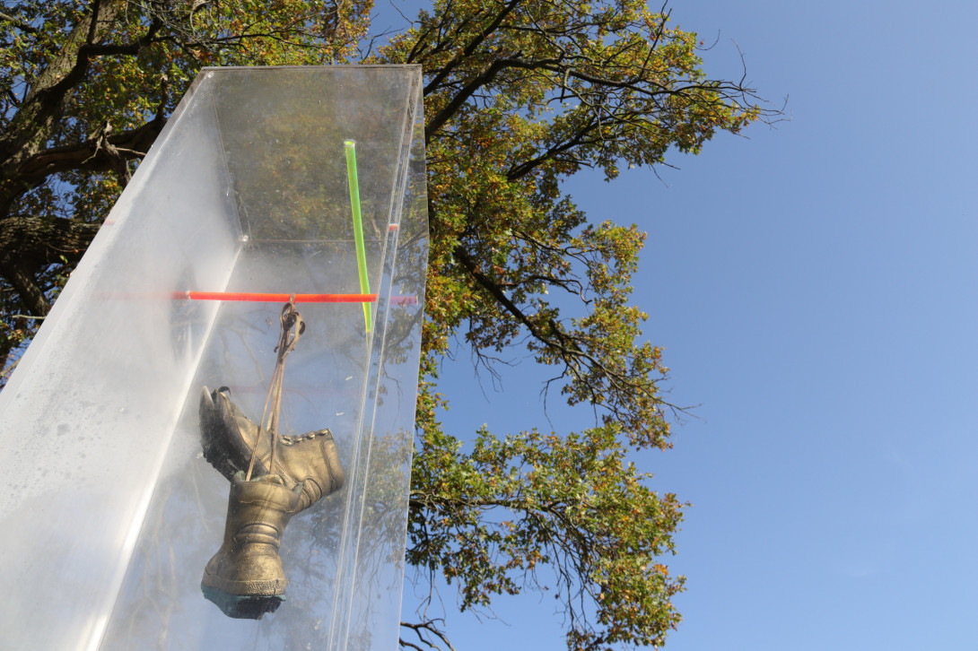 Kunstwerk "Unverhoffte Begegnung zweier Stiefel mit der Großen Rummel – Lob der Wanderschaft", Foto: Bansen-Wittig