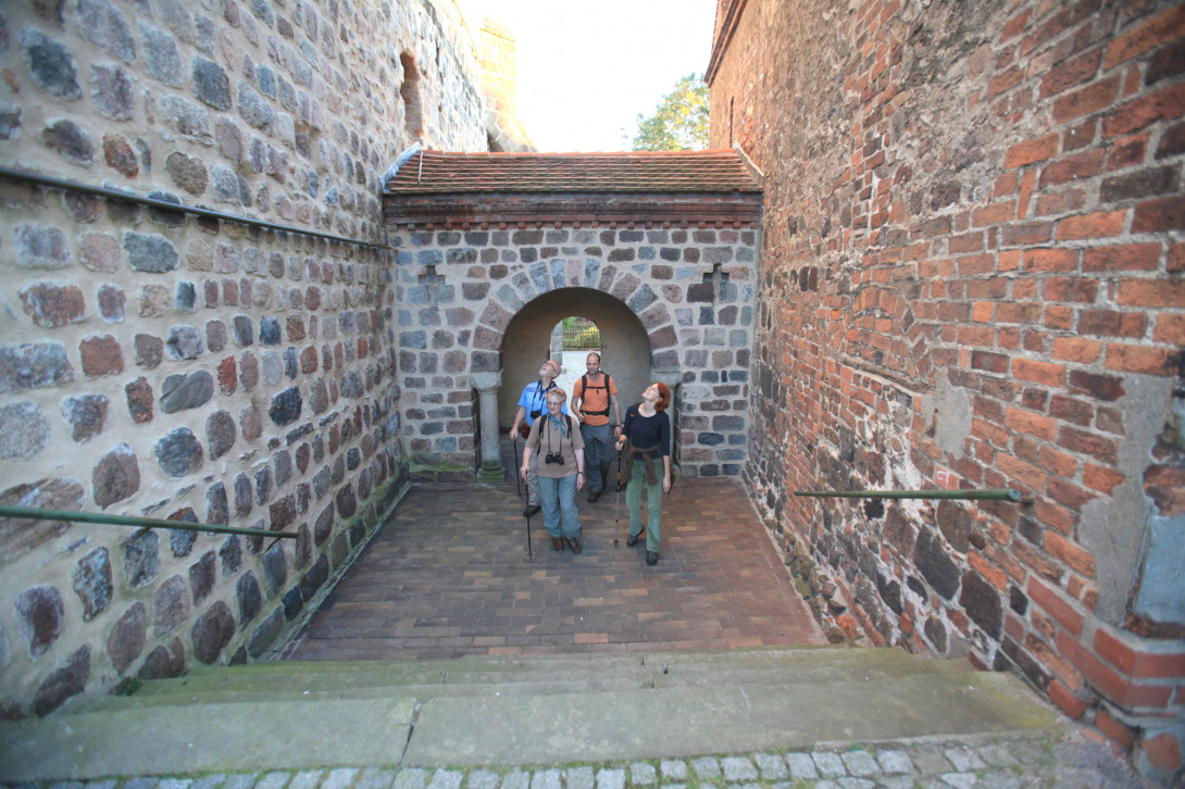 Wanderer an der Kirche Ziesar, Foto: Dirk Fröhlich