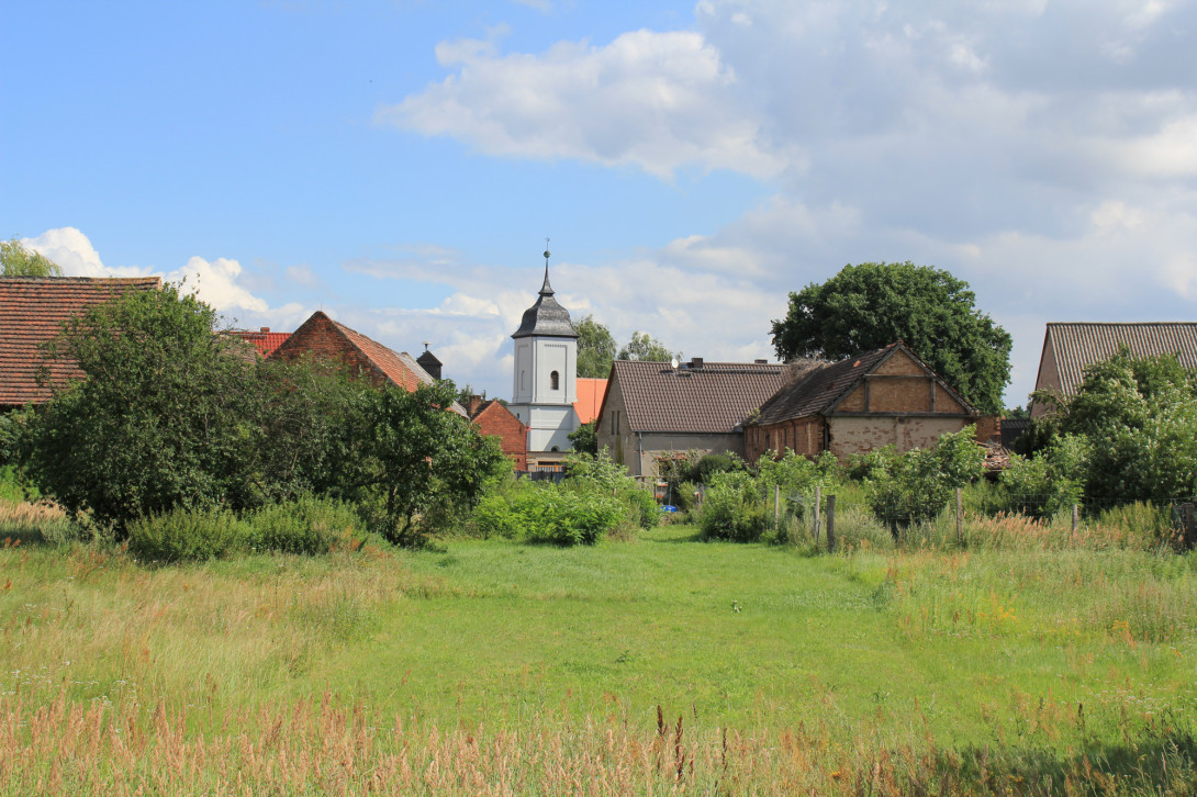 Blick auf die Kirche Büchnitz, Foto: Bansen-Wittig