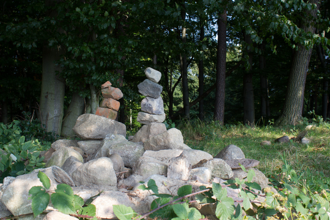 "Steinkunst" am Waldrand, Foto: Bansen-Wittig