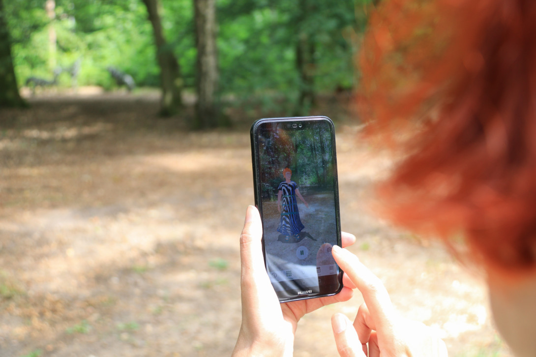 Smartphone mit Avatar von Marion Burghouwt, Foto: Bansen-Wittig