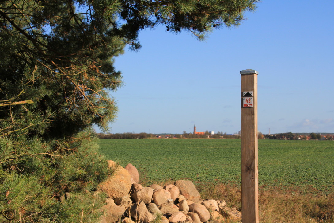 Zwischenwegweiser am Lesesteinhaufen, Foto: Bansen-Wittig