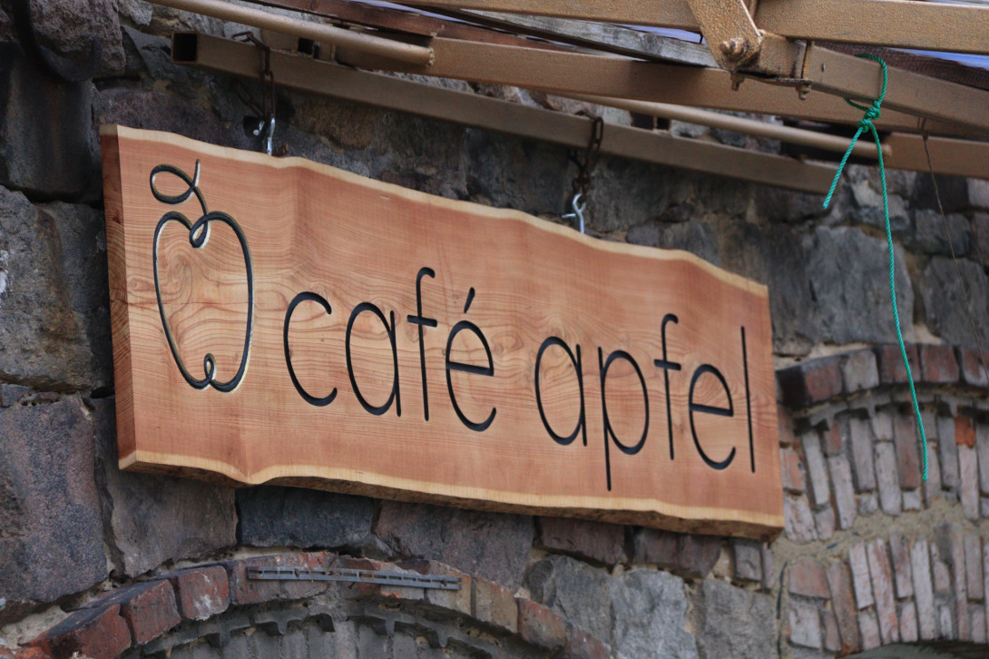 Schild Café Apfel, Foto: Bansen-Wittig