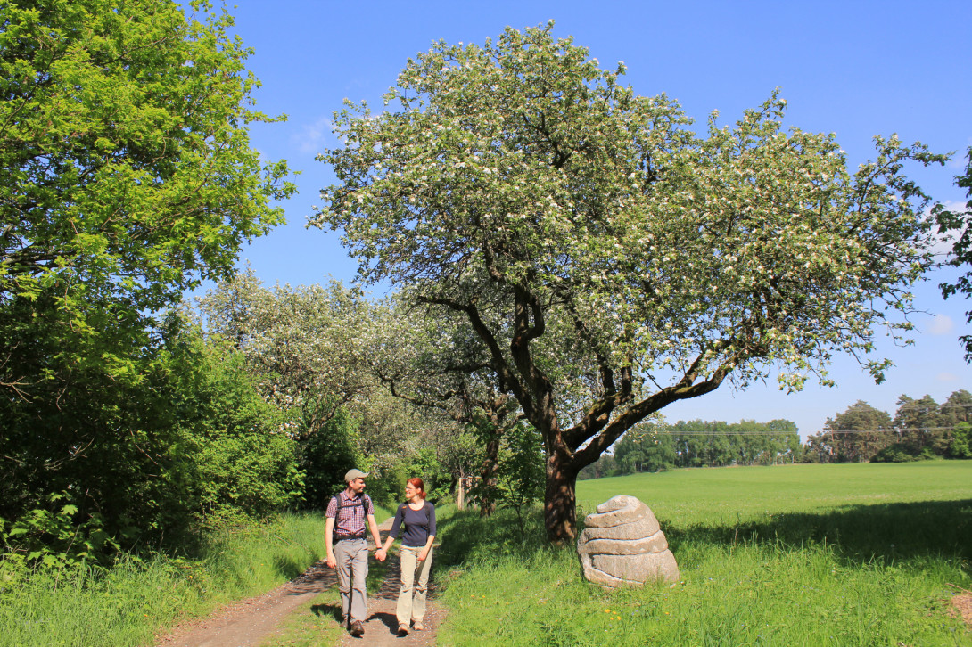 Wanderer am Kunstwerk "Steinschlange", Foto: Bansen-Wittig