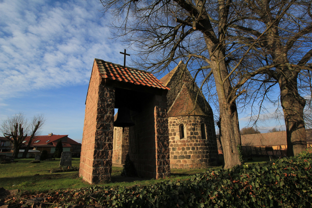 Die Kirche von Preußnitz hat einen externen Glockenturm, Foto: Bansen-Wittig