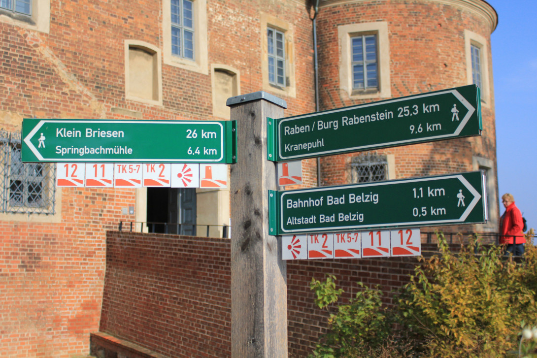 Wanderwegweiser an der Burg Eisenhardt, Foto: Bansen-Wittig