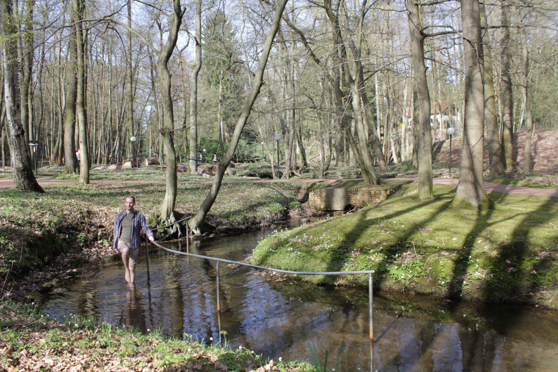 Kneipp-Tretbecken im Park der Rehaklinik, Foto: Bansen-Wittig