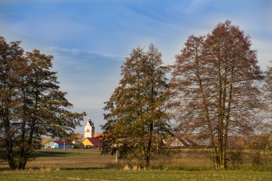 Blick auf die Dorfkirche von Baitz, Foto: Bansen-Wittig