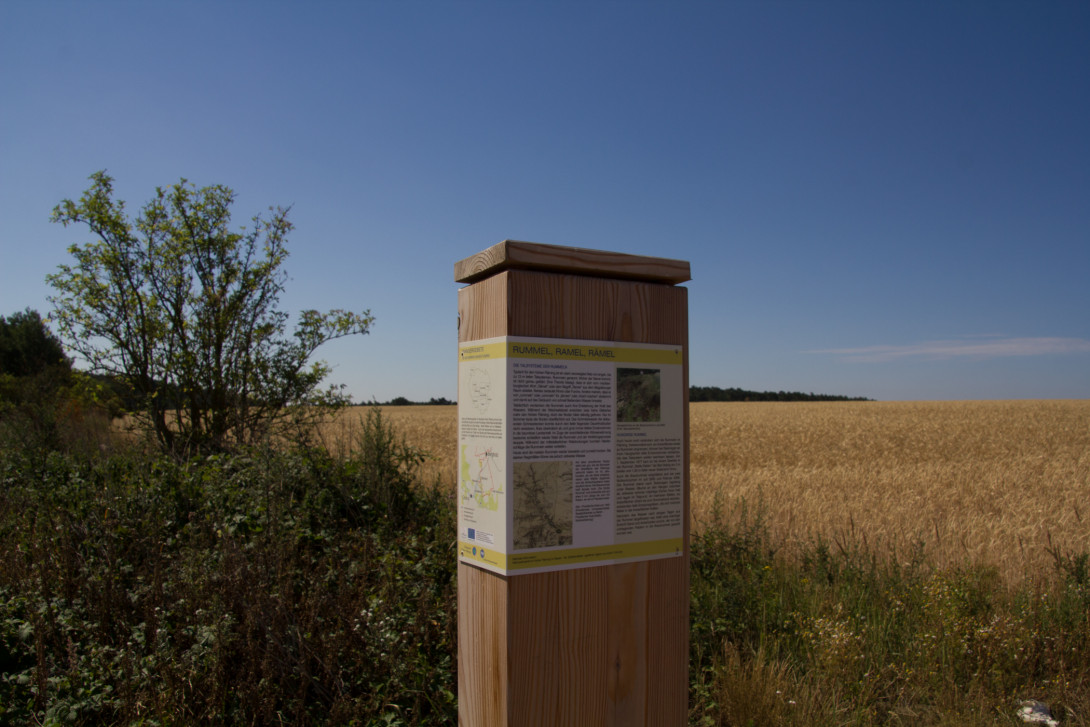 Infostelen informieren über Wissenwertes am Wegesrand, Foto: Bansen-Wittig