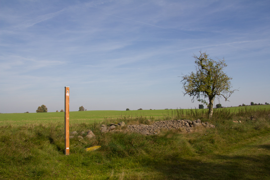 Zwischenwegweiser mit Lesesteinhaufen, Foto: Bansen-Wittig
