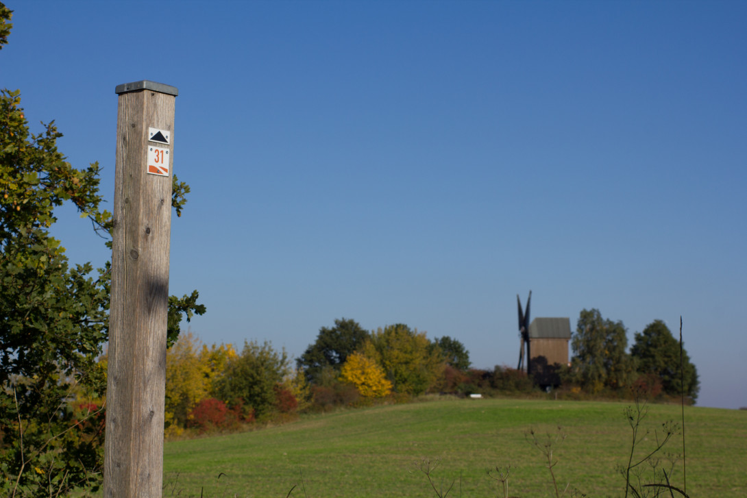Zwischenwegweiser vor der Mühle von Borne, Foto: Bansen-Wittig