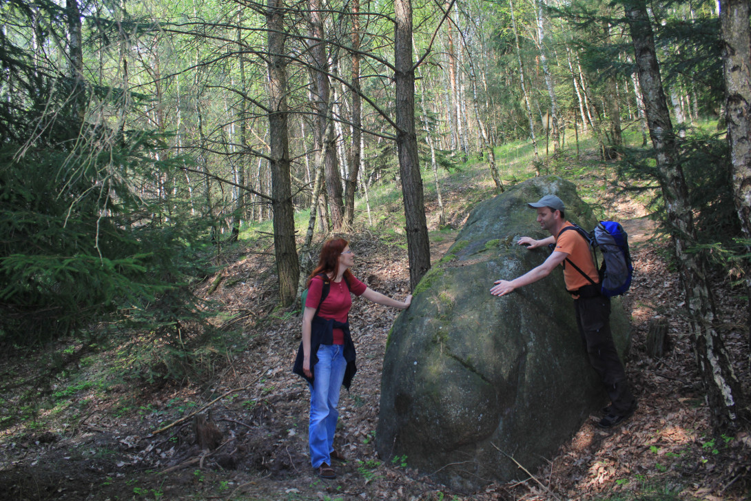 Wanderer am (kleinen) Riesenstein bei Rädigke, Foto: Bansen-Wittig