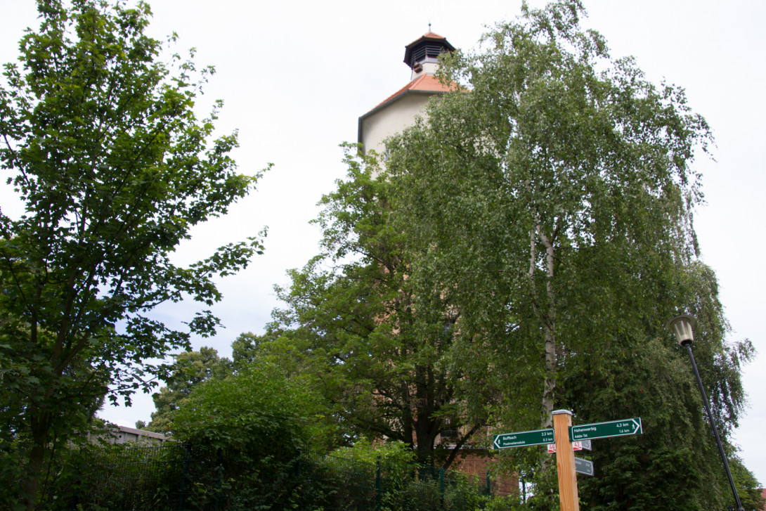 Wanderwegweiser am Historischen Wasserturm, Foto: Bansen-Wittig