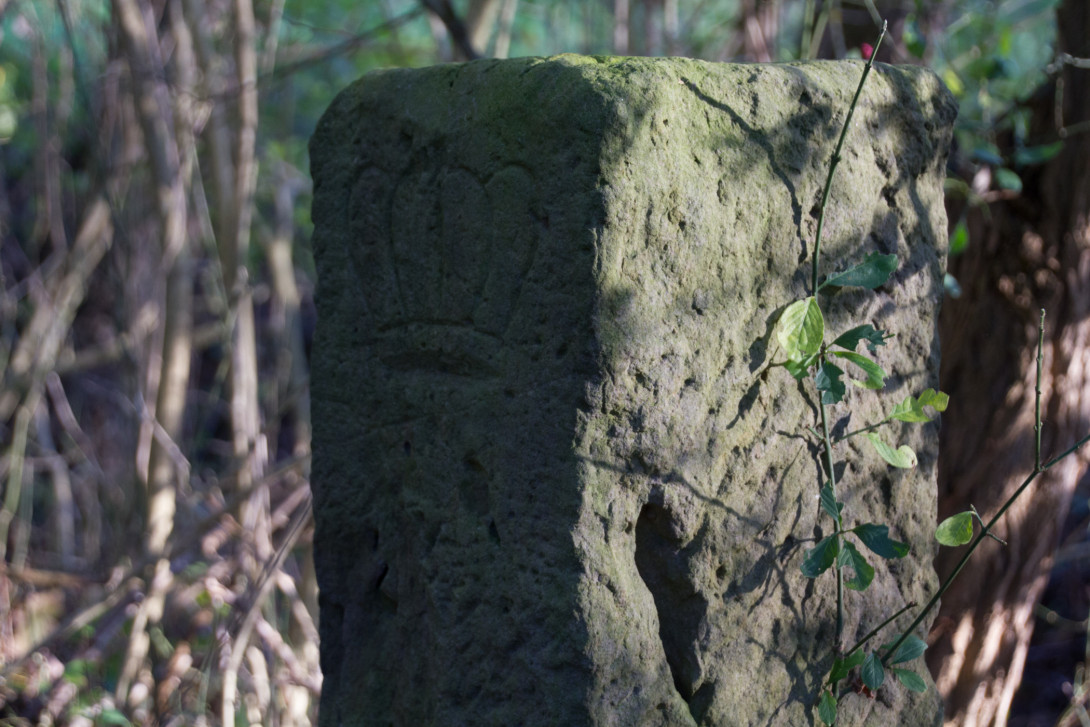 Historischer Grenzstein am Buffbach, Foto: Bansen-Wittig