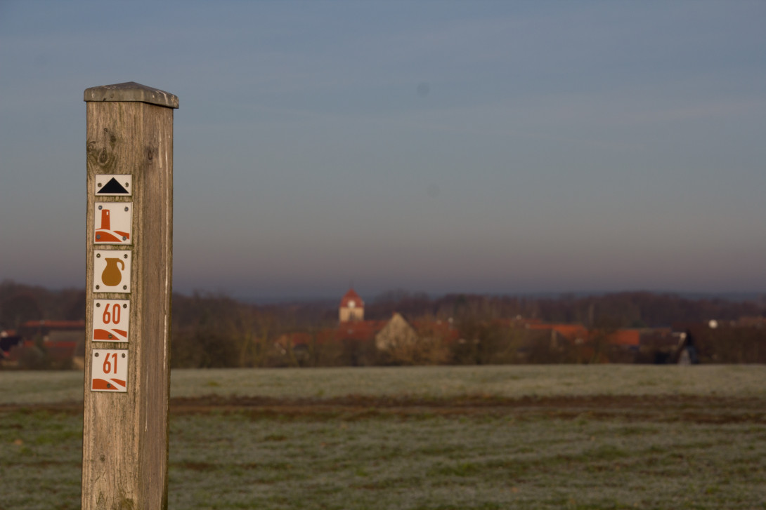 Zwischenwegweiser mit Blick auf Görzke, Foto: Bansen-Wittig
