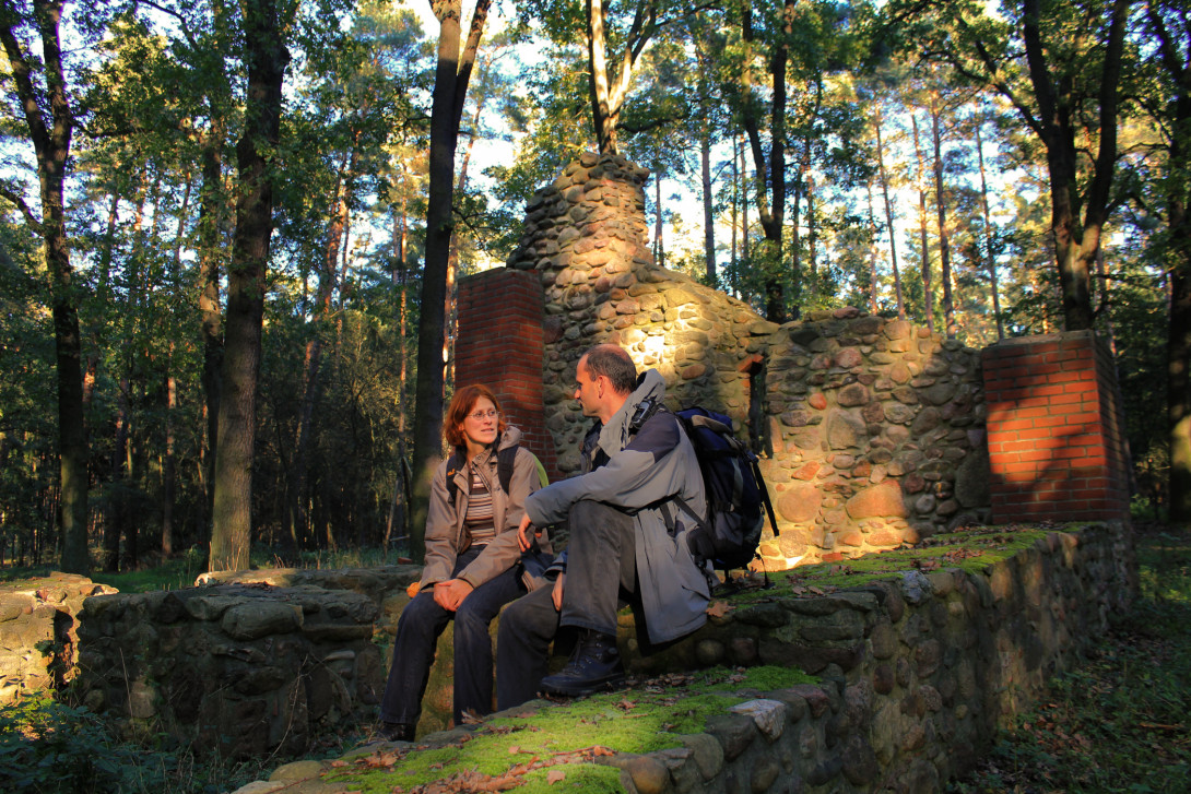 Wanderrast in der Kirchenruine Dangelsdorf, Foto: Bansen-Wittig