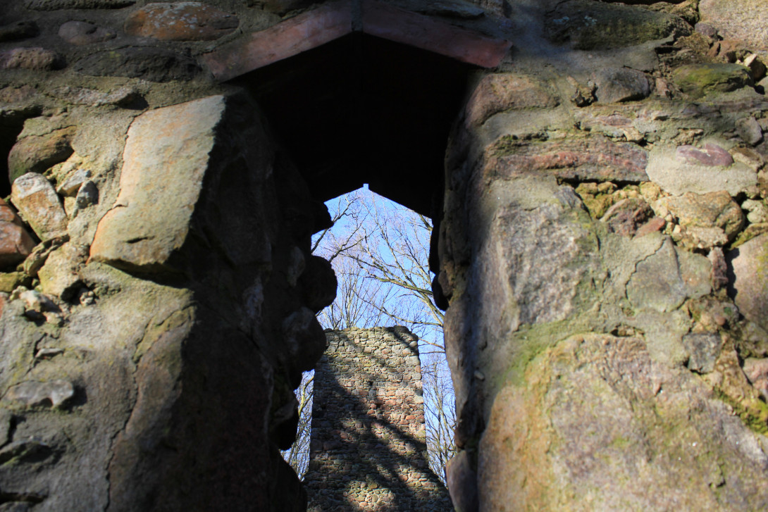 Blick durch ein ehemaliges Kirchenfenster, Foto: Bansen-Wittig