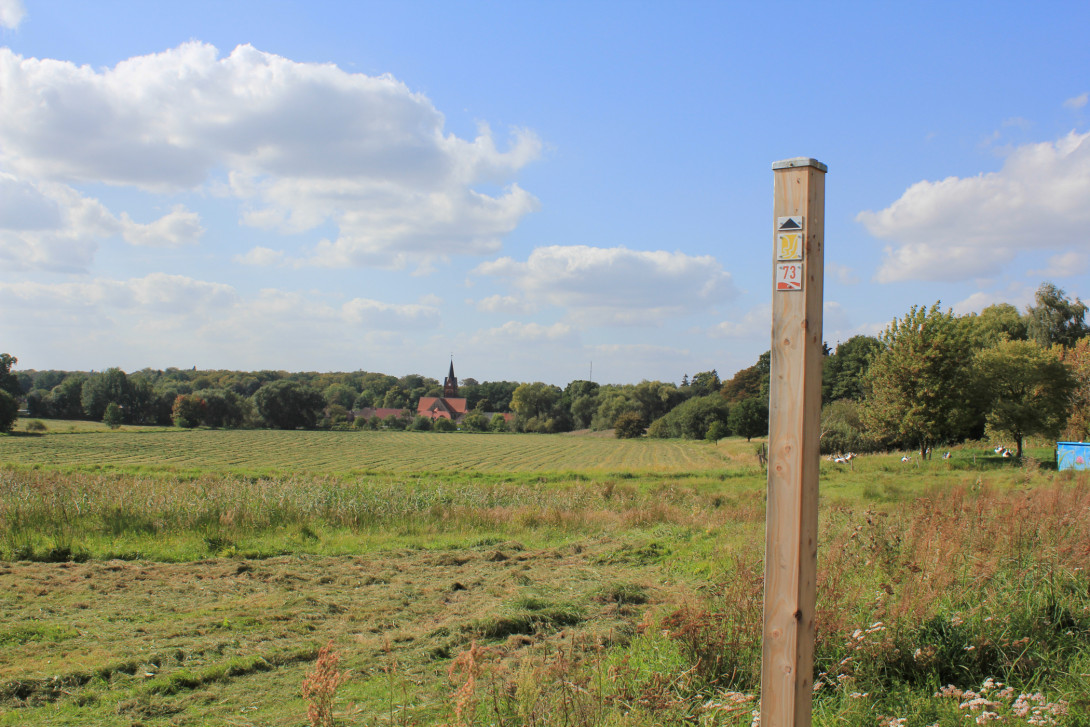 Zwischenwegweiser mit Blick auf Wiesenburg, Foto: Bansen-Wittig