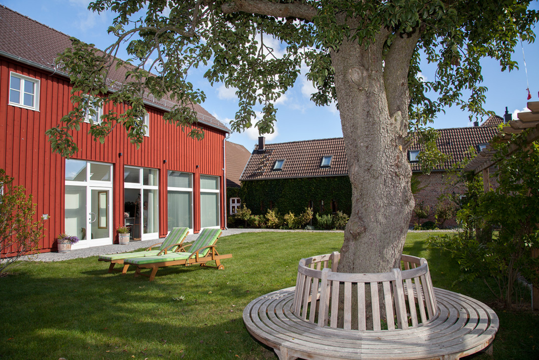 Eingang zum Atelierhaus mit Komfortzimmern und Saunabereich, Foto: Landhaus Alte Schmiede
