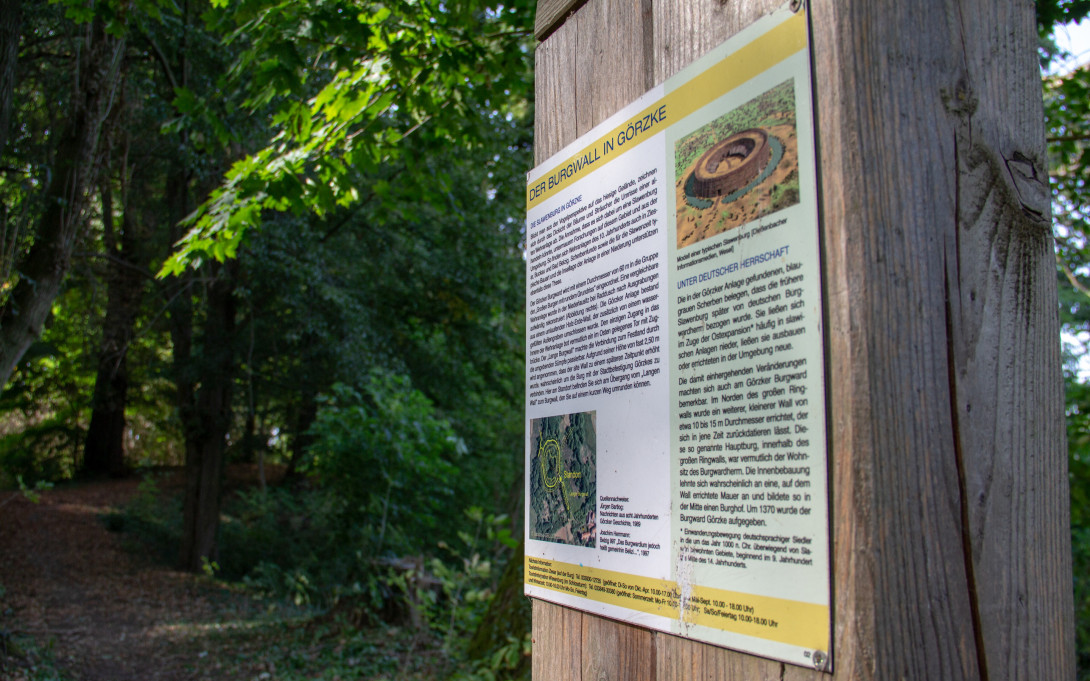 Infotafel zum Burgwall in Görzke, Foto: ScottyScout, Lizenz: TMB-Fotoarchiv