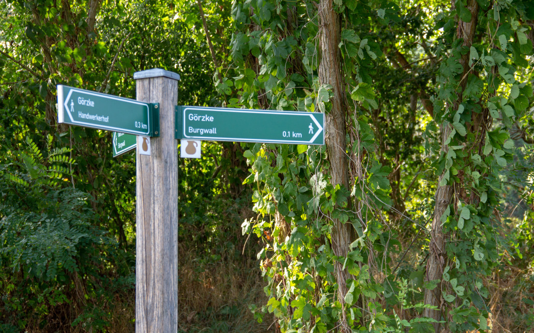 Wanderweg auf dem Burgwall, Foto: ScottyScout, Lizenz: TMB-Fotoarchiv